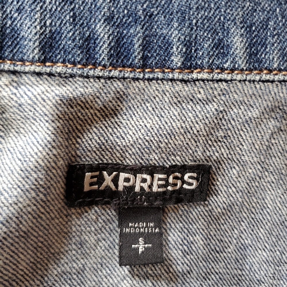 Express small petite cropped jean jacket. - Picture 5 of 6